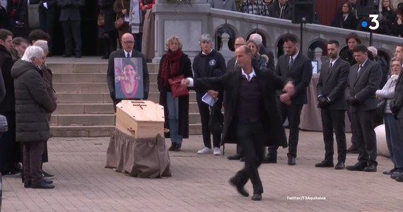 3 marca w miejscowości Biarritz we Francji odbył się pogrzeb 53-letniej Agnes Lasalle, nauczycielki, która została zabita przez 16-letniego ucznia. W wyjątkowy sposób hołd kobiecie oddał jej partner. Nagranie wzruszającego momentu jest szeroko udostępniane w mediach społecznościowych.