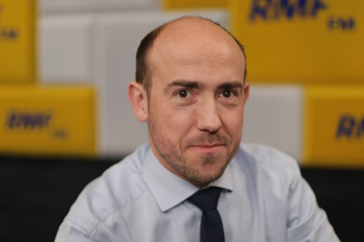 "Jest to projekt obywatelski, nasi parlamentarzyści zbierali podpisy. Właśnie taka była prośba środowisk osób z niepełnosprawnościami, opiekunów, żeby to była szersza akcja. Chcą, żeby ludzie, którzy składali podpis, byli uświadomieni, że tu chodzi o cały, kompleksowy system wsparcia osób z niepełnosprawnościami i opiekunów" – mówił w Rozmowie w południe w RMF FM Borys Budka, szef klubu PO i poseł Koalicji Obywatelskiej, pytany, dlaczego Platforma Obywatelska nie złożyła projektu ustawy o rencie socjalnej.