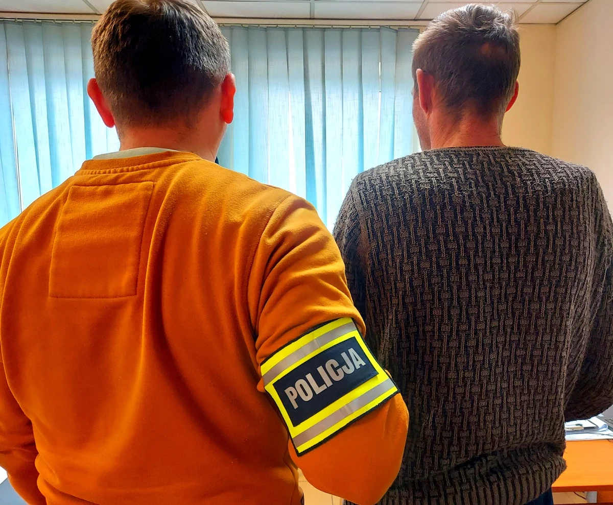 Policjanci z Rawy Mazowieckiej zatrzymali podejrzanego o śmiertelne potrącenie 39-latki. Mężczyzna potrącił kobietę i uciekł z miejsca wypadku. Piesza zginęła na miejscu, kierowcy grozi nawet 12 lat więzienia. Najbliższe 3 miesiące spędzi w policyjnym areszcie.