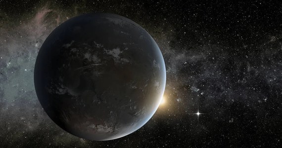 Nasz Układ Słoneczny jest systemem znacznie bardziej wrażliwym niż przypuszczaliśmy - przekonuje na łamach czasopisma "The Planetary Science Journal" astrofizyk z University of California w Riverside. Przeprowadzone przez niego symulacje pokazały, że obecność dodatkowej planety miedzy orbitami Marsa i Jowisza mogłaby wytrącić Ziemię z obecnej orbity i zniszczyć nasze życie. Na szczęście dla nas, żadnej planety tam nie ma. Zdaniem autora, jego obliczenia mogą sugerować, że w pozasłonecznych układach planetarnych szanse powstania życia są mniejsze niż nam się wydawało.
