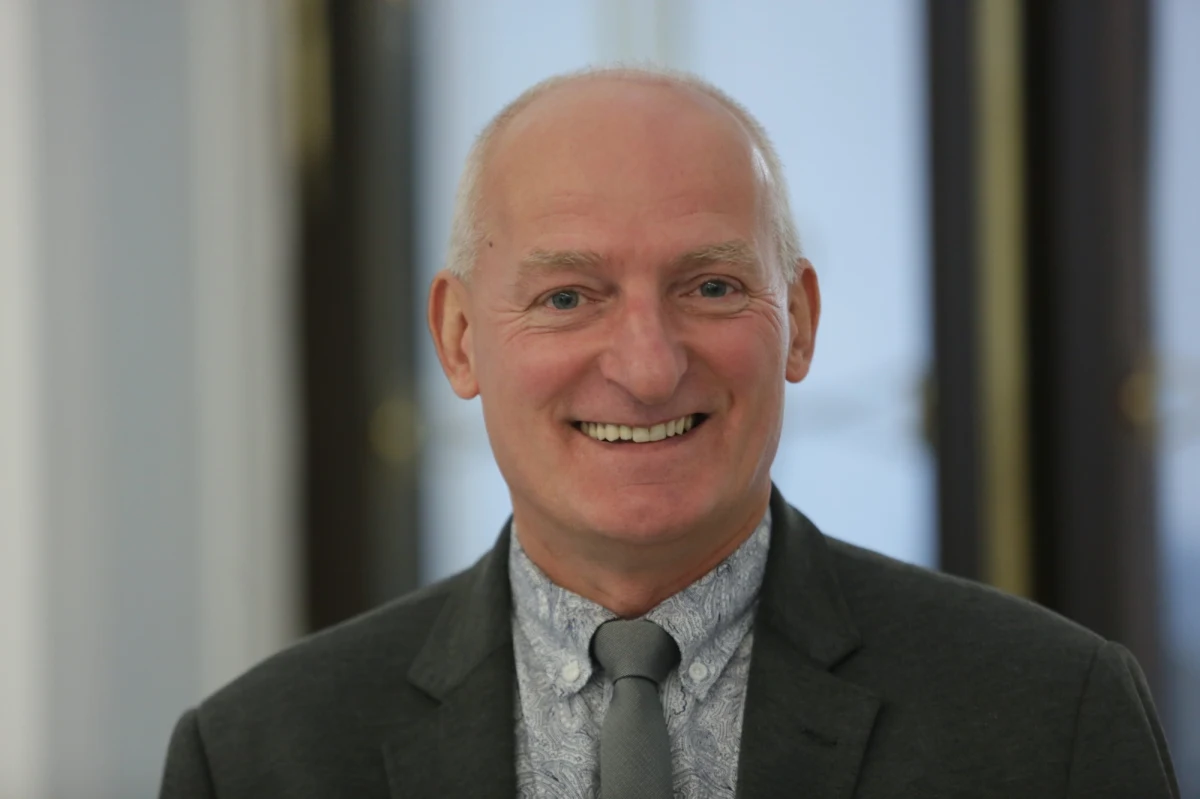 Poseł PiS Jacek Kurzępa stwierdził w Porannej rozmowie w RMF FM, że wyobraża sobie przeżycie za niespełna 1600 brutto zł, czyli tyle, ile otrzymują osoby niepełnosprawne w ramach renty socjalnej. W odpowiedzi prowadzący audycję Robert Mazurek przytoczył wiadomość, która ma pochodzić ze skrzynki mailowej Michała Dworczyka.