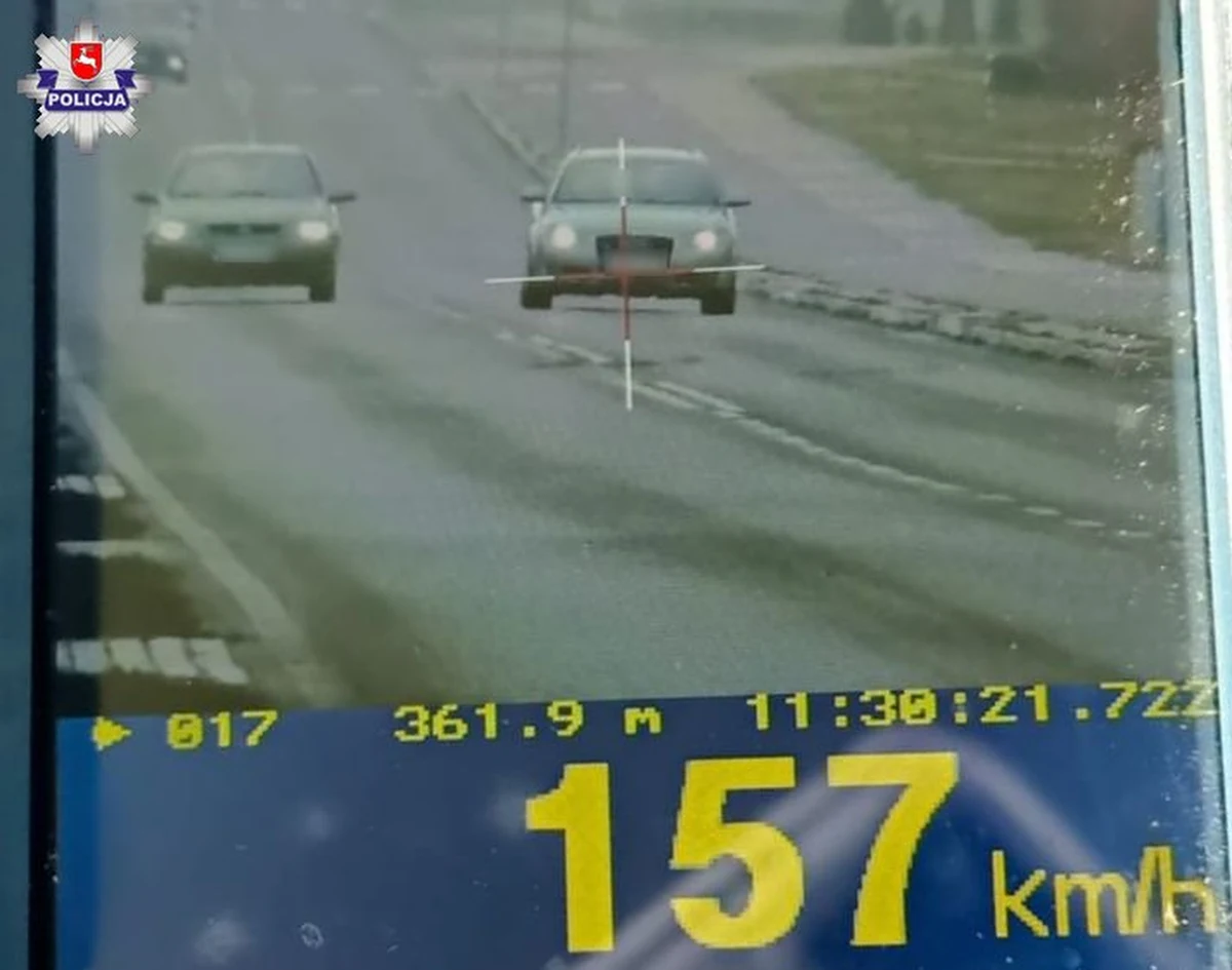 2,5 tys. mandatu, 15 punktów karnych i utrata prawa jazdy na trzy miesiące - tak policjanci z Łęcznej ukarali kierowcę, który w terenie zabudowanym jechał 157 km/h.  Mężczyzna tłumaczył, że "ma dobry samochód, dlatego nie poczuł tak dużej prędkości".

