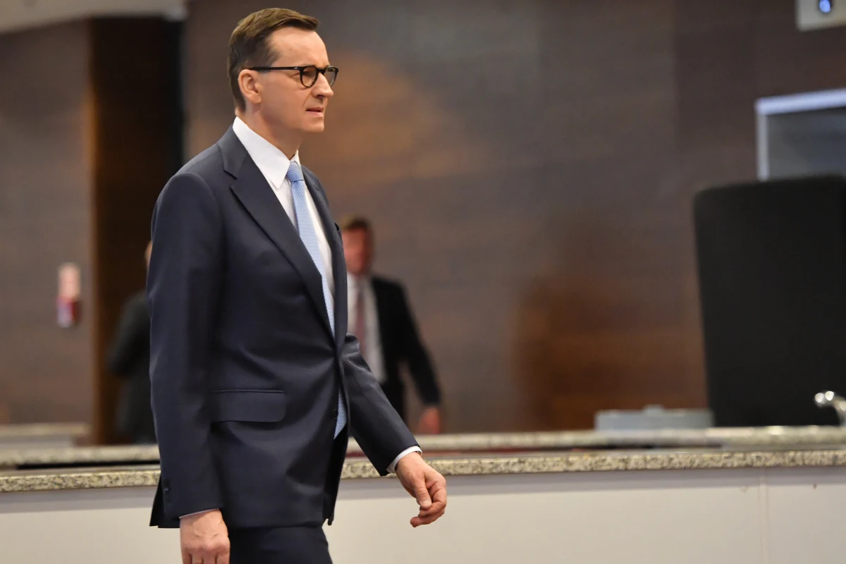 Premier Mateusz Morawiecki w emocjonalnym nagraniu odniósł się do medialnej debaty dotyczącej papieża Jana Pawła II i jego postawy wobec pedofilii w Kościele. Autorów materiałów pokazujących w krytycznym świetle Karola Wojtyłę oskarżył o chęć wywołania wojny cywilizacyjnej i wykraczanie poza cywilizowaną debatę. "Staję dziś w obronie naszego kochanego papieża, bo jak zdecydowana większość moich rodaków, wiem że Janowi Pawłowi II zawdzięczamy jako naród bardzo, bardzo wiele. Być może zawdzięczamy wszystko" - podkreślił. 