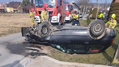 ​Kierowca uciekł po wypadku. W przewróconym aucie zostawił pasażerów