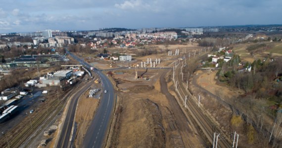 10 marca o godzinie 9:00 zmieni się organizacja ruchu na ul. Łowińskiego w Krakowie. Droga zostanie zamknięta na długości ok. 300 m od ul. Zesławickiej w kierunku  ul. Kocmyrzowskiej. Ruch będzie skierowany na jezdnię tymczasową. Prędkość zostanie ograniczona do 40 km/h.