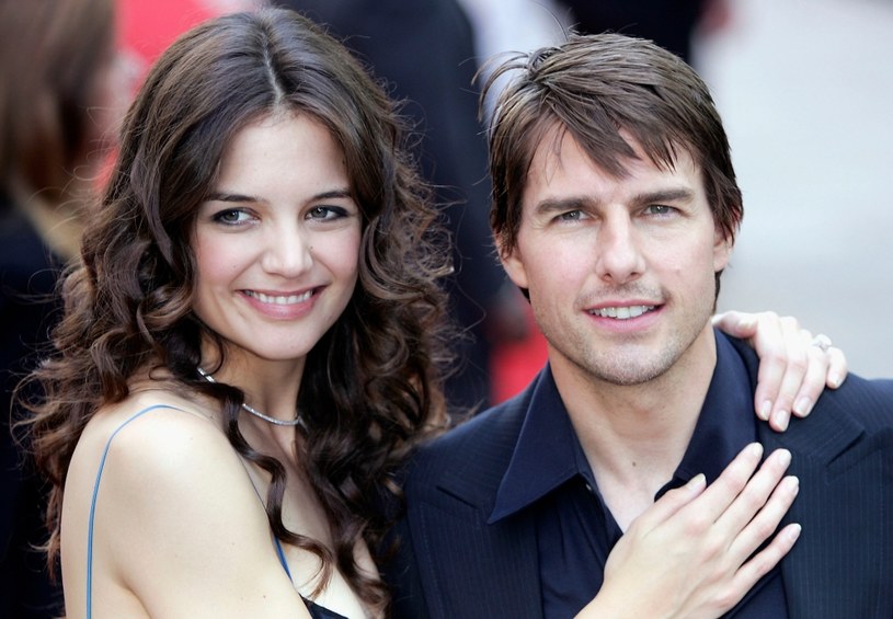 Związek Toma Cruise'a i Katie Holmes odbił się szerokim echem w mediach. Spekulowano, że jego nowa partnerka została wybrana poprzez... casting na żonę, który miał na celu wybrać najbardziej uległą i podatną na wpływ kandydatkę. Początkowo plan się powiódł, Katie weszła w scjentologię. Cruise opowiadał przed ślubem w 2006 r., jaki jest z nią szczęśliwy, w tym samym roku przyszła na świat ich córeczka. Po niespełna 6 latach Holmes pokazała siłę i porzuciła Cruise'a. Kobieta rozwiodła się z aktorem, a tym samym stała się wrogiem numer jeden byłych współwyznawców.