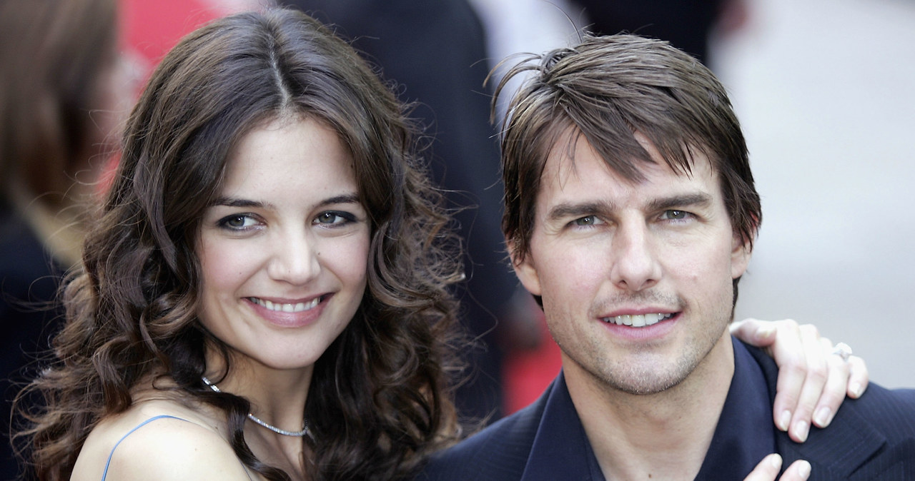 Związek Toma Cruise'a i Katie Holmes odbił się szerokim echem w mediach. Spekulowano, że jego nowa partnerka została wybrana poprzez... casting na żonę, który miał na celu wybrać najbardziej uległą i podatną na wpływ kandydatkę. Początkowo plan się powiódł, Katie weszła w scjentologię. Cruise opowiadał przed ślubem w 2006 r., jaki jest z nią szczęśliwy, w tym samym roku przyszła na świat ich córeczka. Po niespełna 6 latach Holmes pokazała siłę i porzuciła Cruise'a. Kobieta rozwiodła się z aktorem, a tym samym stała się wrogiem numer jeden byłych współwyznawców.