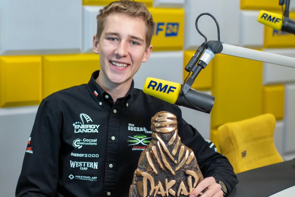 Wygrał rajd Dakar, teraz przygotowuje się do matury. Będzie też startował w driftingowych mistrzostwach Europy. Eryk Goczał nie zwalnia tempa. Kierowca Energylandia Rally Team szykuje się do startu w klasie T3 w kolejnym rajdzie. Natomiast w drifcie zobaczymy go m.in. na PGE Narodowym podczas finałowego wydarzenia Drift Masters European Championship. Czy drift można łączyć z offroadem? Jak na zwycięzcę Dakaru zareagowali znajomi ze szkoły? Jakie są marzenia młodego kierowcy? O tym wszystkim z Erykiem Goczałem rozmawiał Paweł Pawłowski.