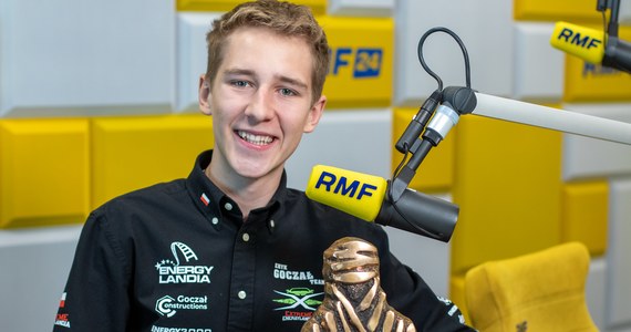 Wygrał rajd Dakar, teraz przygotowuje się do matury. Będzie też startował w driftingowych mistrzostwach Europy. Eryk Goczał nie zwalnia tempa. Kierowca Energylandia Rally Team szykuje się do startu w klasie T3 w kolejnym rajdzie. Natomiast w drifcie zobaczymy go m.in. na PGE Narodowym podczas finałowego wydarzenia Drift Masters European Championship. Czy drift można łączyć z offroadem? Jak na zwycięzcę Dakaru zareagowali znajomi ze szkoły? Jakie są marzenia młodego kierowcy? O tym wszystkim z Erykiem Goczałem rozmawiał Paweł Pawłowski.