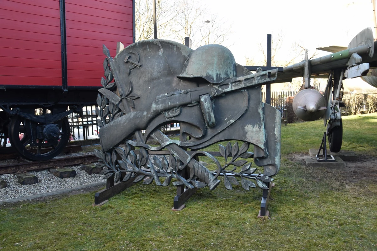 Czerwony sztandar, który w grudniu 2022 roku został zdjęty z wieży Latarni Morskiej w Kołobrzegu trafił do muzeum. Upamiętniająca Sowietów tablica została ściągnięta po wybuchu wojny w Ukrainie. Odlana z brązu tablica trafiła na wystawę plenerową poświęconą ofiarom Katynia i wywózek na Syberię. 