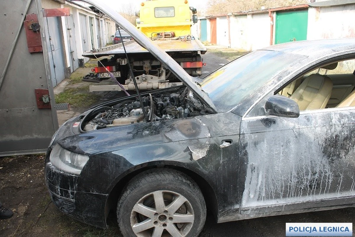 Policjanci z Legnicy na Dolnym Śląsku zatrzymali 2 mężczyzn podejrzanych o podpalenie jednego dnia dwóch samochodów. Oba auta stały na miejscach dla osób niepełnosprawnych, a ich właściciele mieli do tego uprawnienia. Jednym z nich matka woziła swojego niepełnosprawnego syna.