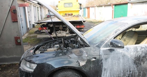 Policjanci z Legnicy na Dolnym Śląsku zatrzymali 2 mężczyzn podejrzanych o podpalenie jednego dnia dwóch samochodów. Oba auta stały na miejscach dla osób niepełnosprawnych, a ich właściciele mieli do tego uprawnienia. Jednym z nich matka woziła swojego niepełnosprawnego syna.