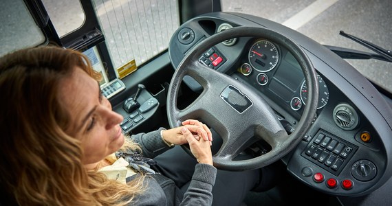 Panie za kierownicą autobusu czy na placu budowy jeszcze kilka lat temu były rzadkością. Dzisiaj kobieta - kierowca, motorcznicza, inżynier czy dyrektor inwestycyjny - nie są zaskoczeniem.