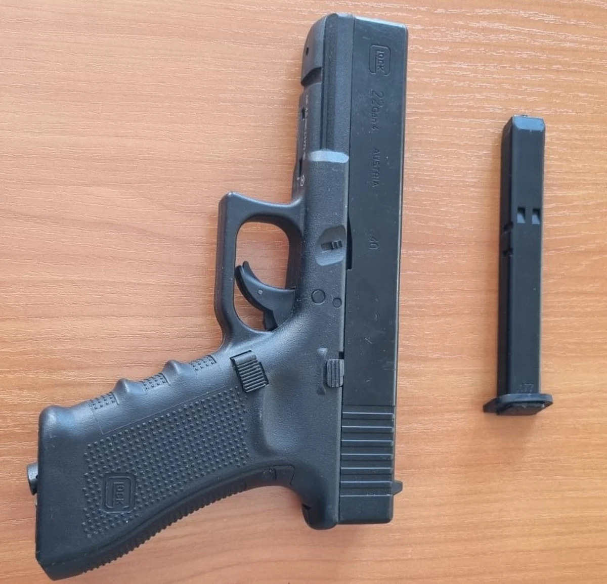 20-latek po kłótni w barze z 32-latkiem, zaatakował go na ulicy strzelając z samochodu z wiatrówki gazowej. Poszkodowany stracił wzrok w jednym oku. Sprawca został szybko  zatrzymany przez policjantów z Gdowa i Wieliczki. Sąd na wniosek myślenickiej prokuratury tymczasowo aresztował podejrzanego.   
