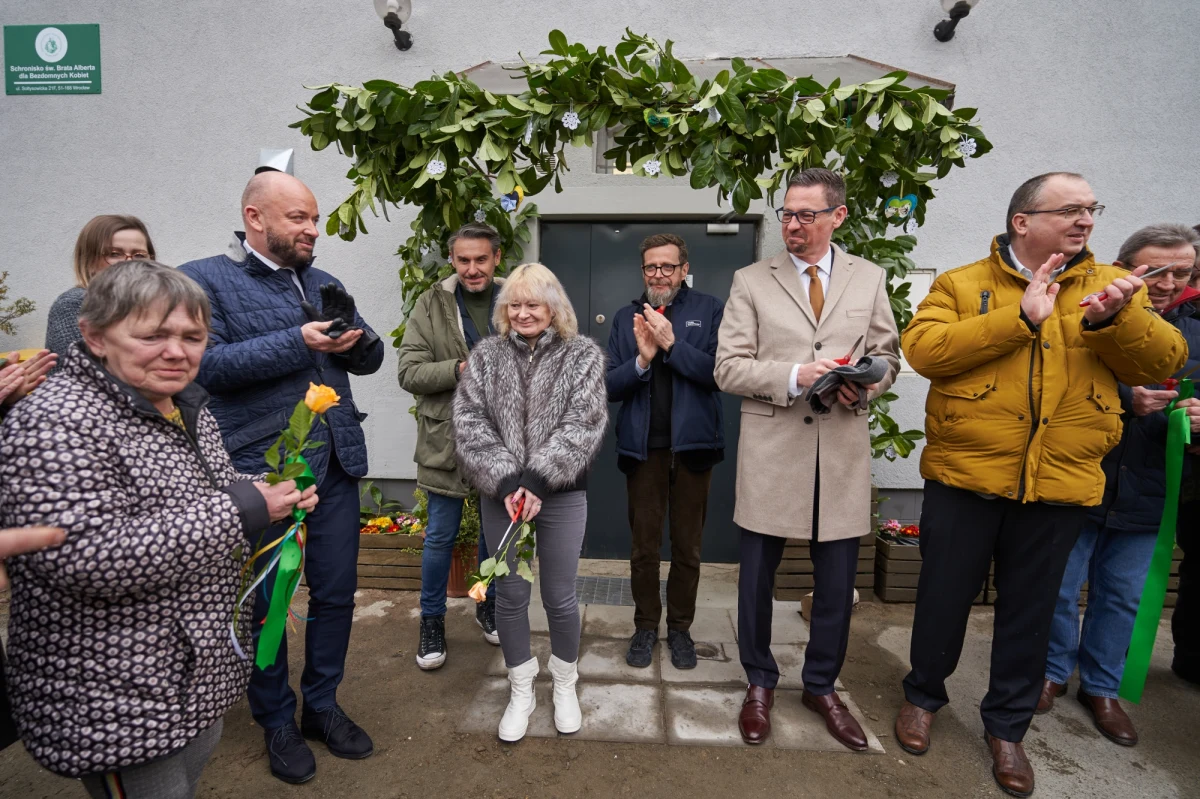 Dziś we Wrocławiu oficjalnie otwarto nową siedzibę Schroniska św. Brata Alberta dla Bezdomnych Kobiet. Zostało ono przeniesione z ul. Strzegomskiej na Sołtysowicką. Jak informuje Miejski Ośrodek Pomocy Społecznej - w nowej lokalizacji są lepsze i bardziej komfortowe warunki.
