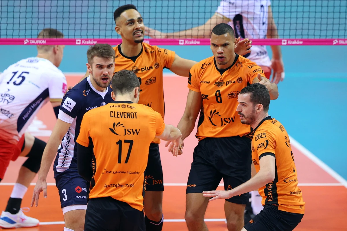 Dziś o godzinie 19:00 Jastrzębski Węgiel zmierzy się na wyjeździe w pierwszym meczu ćwierćfinału Ligi Mistrzów z wicemistrzem Niemiec VfB Friedrichshafen. Będzie to trzeci pojedynek pomiędzy tymi drużynami w tej edycji LM. Dwa poprzednie kończyły się zwycięstwami naszego zespołu.