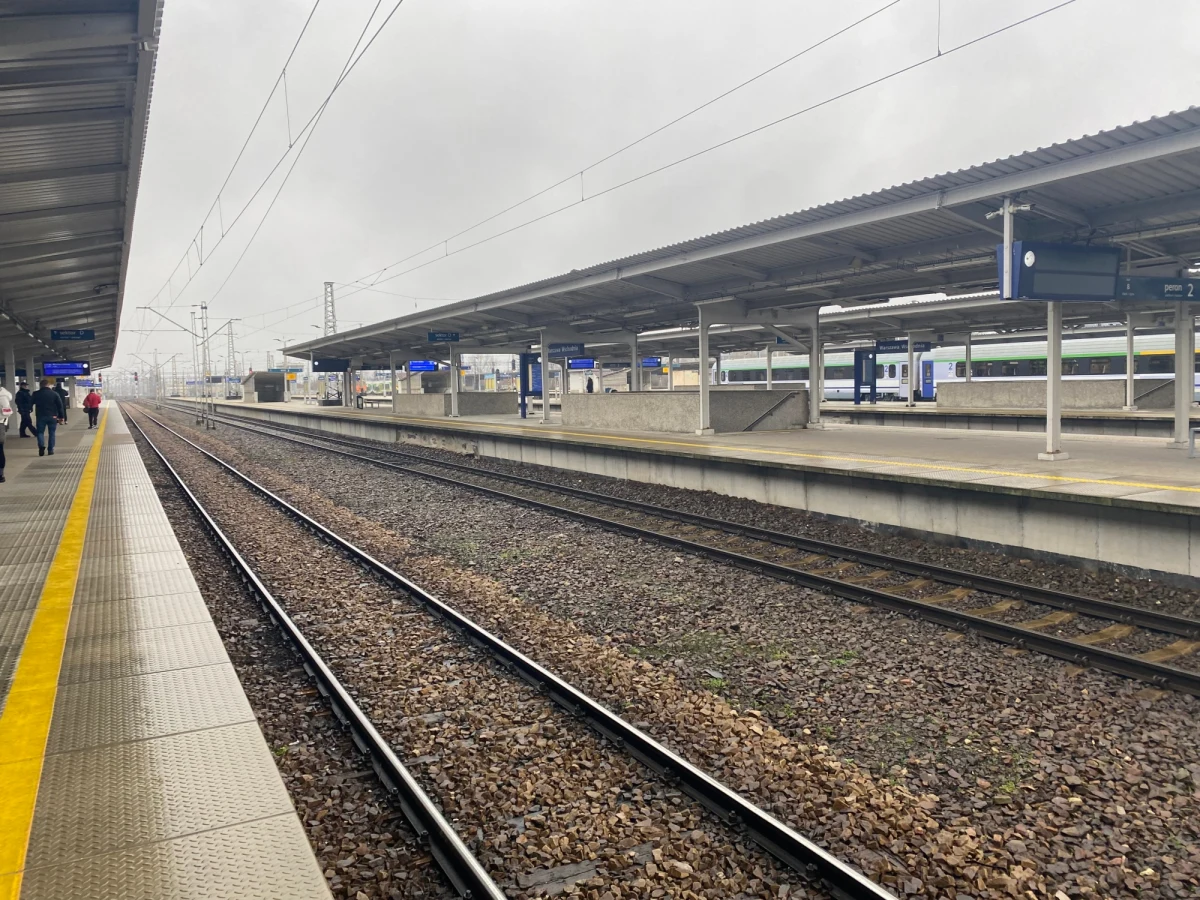 Trzy dni utrudnień czekają pasażerów, których pociągi przejeżdżają przez Warszawski Węzeł Kolejowy. Od dzisiaj do soboty, więcej składów pojedzie przez Warszawę Gdańską, a mniej przez Centralną i Zachodnią. 