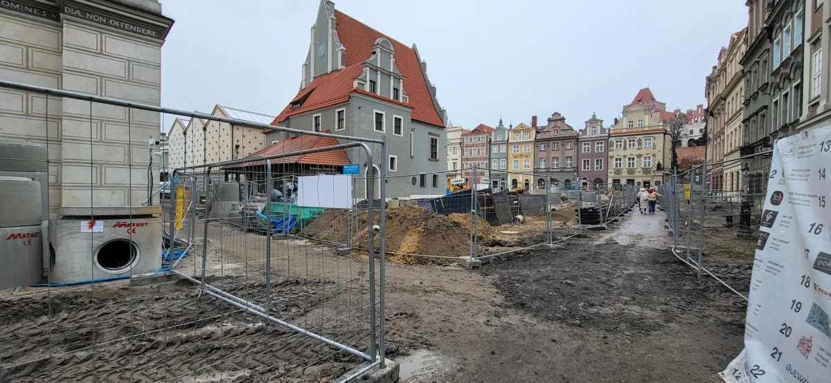 Remont Starego Rynku w Poznaniu budzi wiele emocji wśród mieszkańców, turystów oraz restauratorów, prowadzących swoje biznesy wokół płyty rynku. W związku ze zbliżającą się wiosną poznańscy urzędnicy próbują wyjść naprzeciw restauratorom i zapowiadają, że sezon ogródkowy wystartuje w zmienionej formule.