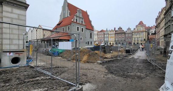 Remont Starego Rynku w Poznaniu budzi wiele emocji wśród mieszkańców, turystów oraz restauratorów, prowadzących swoje biznesy wokół płyty rynku. W związku ze zbliżającą się wiosną poznańscy urzędnicy próbują wyjść naprzeciw restauratorom i zapowiadają, że sezon ogródkowy wystartuje w zmienionej formule.