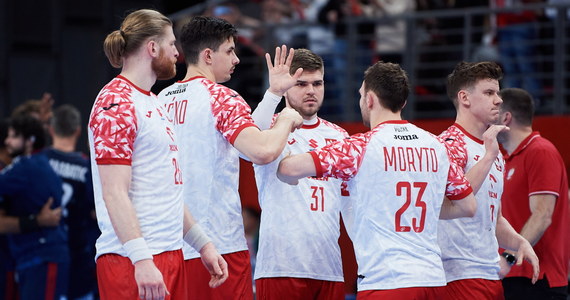 ​Polscy piłkarze ręczni przegrali w Gdańsku z Francją 28:38 (11:22) w eliminacyjnym meczu mistrzostw Europy 2024. W grupie B Biało-Czerwoni mają na koncie dwa zwycięstwa i porażkę, a rywale komplet trzech wygranych. W sobotę w Aix-en-Provence odbędzie się rewanż.