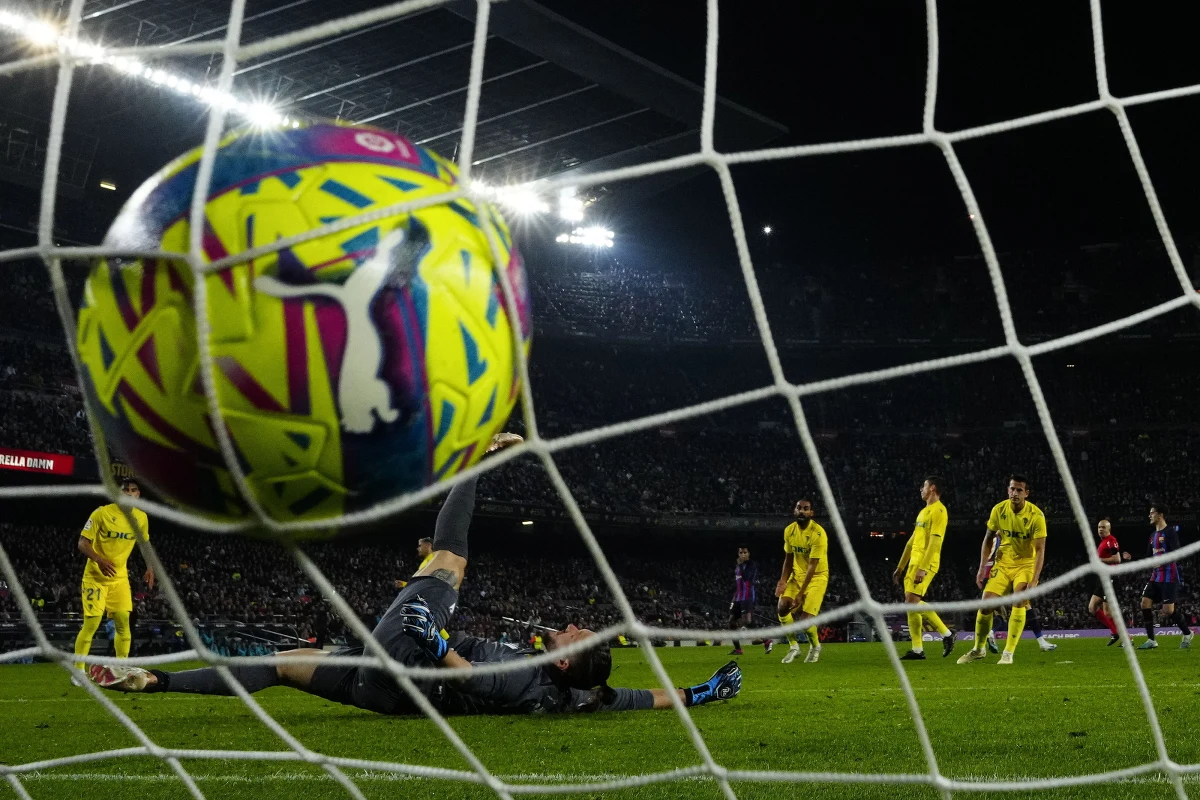 Bayern Monachium i AC Milan wywalczyły awans do ćwierćfinału piłkarskiej Ligi Mistrzów. Bawarczycy wyeliminowali Paris Saint-Germain, natomiast mediolańczycy obronili w Londynie skromną zaliczkę w meczu z Tottenhamem Hotspur.