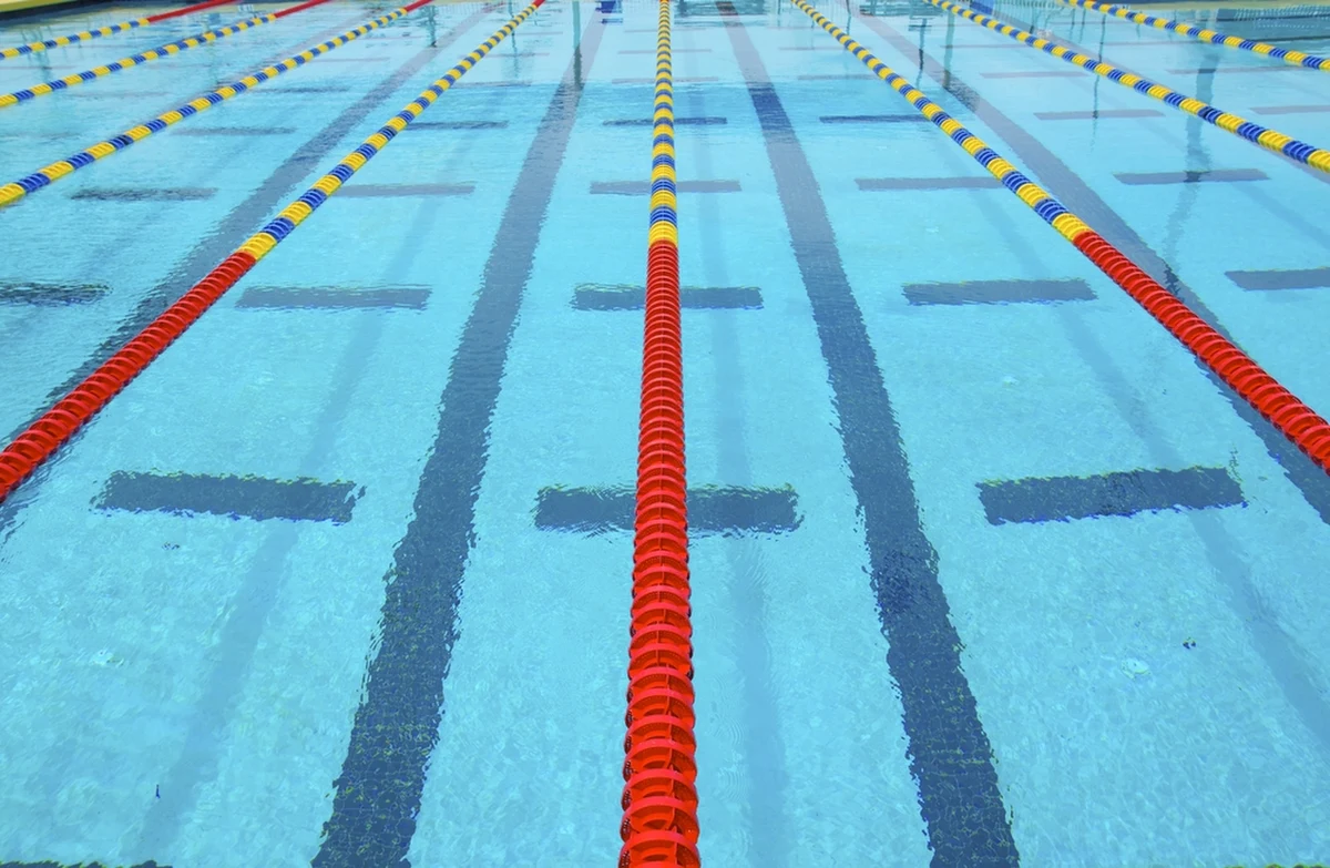 Do niecodziennej sytuacji doszło w środę wieczorem w Krakowie. Kierowca auta osobowego z impetem uderzył w szklaną ścianę basenu w krakowskiej Nowej Hucie. Niewiele brakowało, by samochód znalazł się w wodzie.