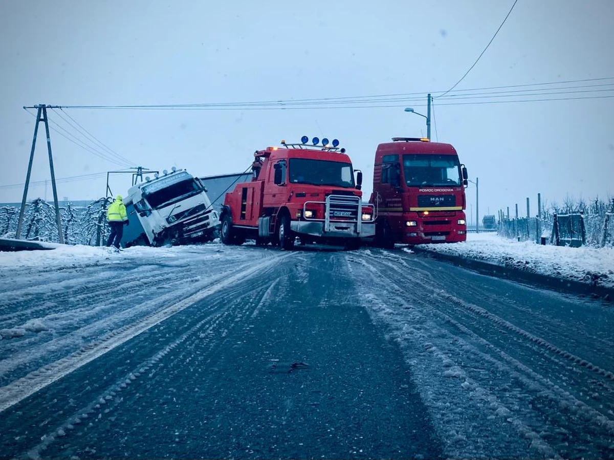 Jeszcze przez kilka godzin zablokowana ma być droga wojewódzka nr 725 pomiędzy Rawą Mazowiecką a Grójcem. W Krukówce koło Białej Rawskiej w Łódzkiem, ciężarówka z wędliną wpadła do rowu i częściowo znajduje się też na jezdni. Kierowcy powinni kierować się na objazdy. 