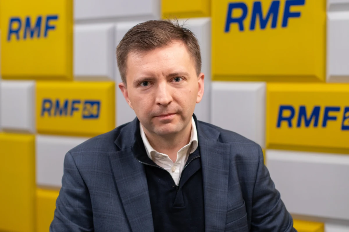 "Z tego, co mi wiadomo, to już byli ministrowie za to odpowiedzialni, którzy spotykali się i rozmawiają. Minister rodziny cały czas prowadzi dialog z osobami niepełnosprawnymi" – mówił w Porannej rozmowie w RMF FM Łukasz Schreiber, przewodniczący Stałego Komitetu Rady Ministrów. W ten sposób odpowiedział na pytanie, czy rząd ma zamiar spotkać się z osobami niepełnosprawnymi oraz ich opiekunami i spełnić ich postulaty w dającym się przewidzieć terminie. "Co roku ta renta jest zwiększana. W ciągu roku się zwiększyła o 200 zł" – dodawał.