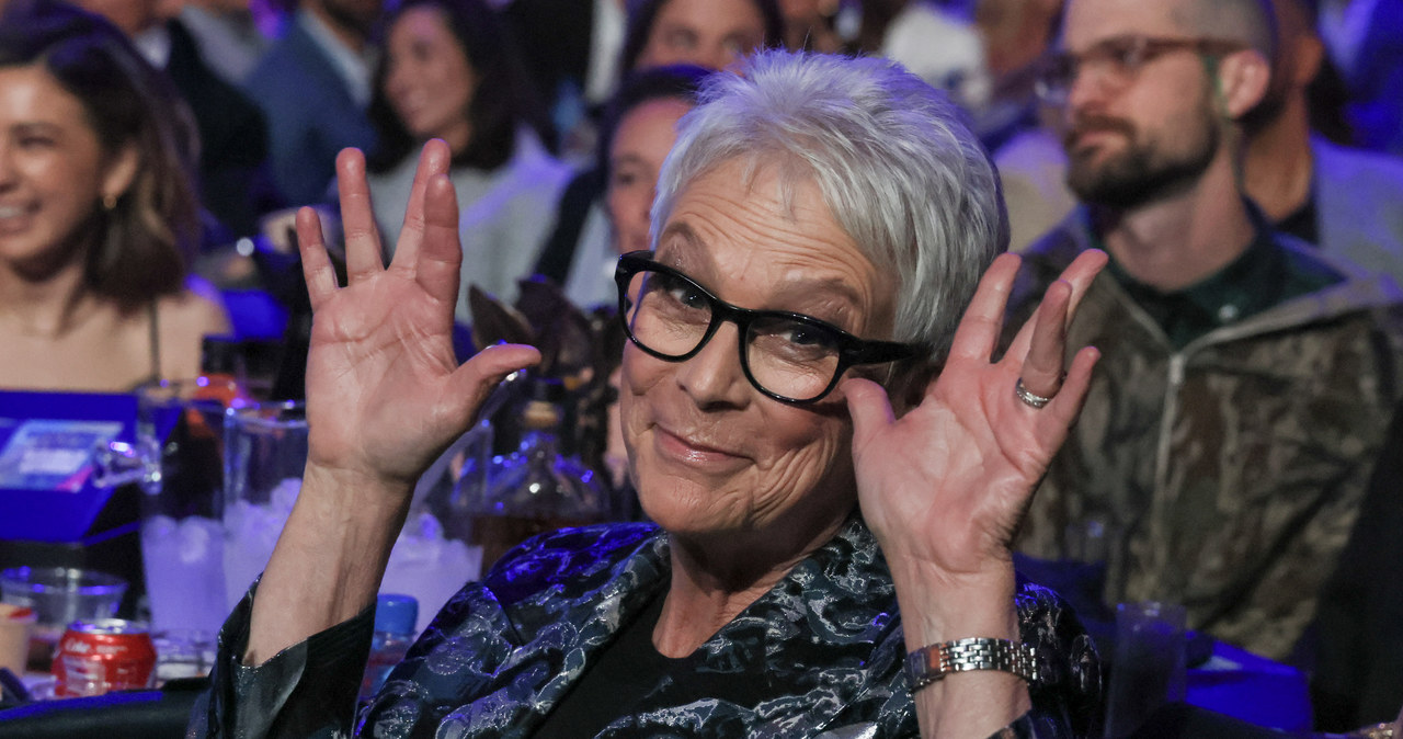 Jamie Lee Curtis, nominowana w tym roku do Oscara 64-letnia gwiazda kina, przyznała ostatnio, że wcześnie chodzi spać i wcześnie wstaje. Dlatego rezygnuje z wielu imprez, które kończą się późno w nocy, w tym z koncertów. Nad czym jednak ubolewa, bo uważa, że jest wiele osób, takich jak ona i muzycy powinni wziąć to pod uwagę.