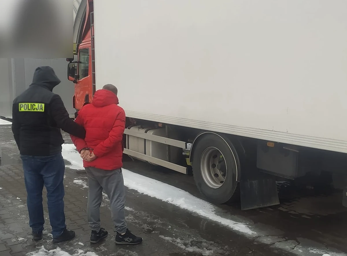 Policjanci zatrzymali 49-letniego kuriera podejrzanego o kradzież na szkodę jednej z łódzkich firm. Łupem złodzieja padły smartfony, konsole oraz narzędzia warte ponad 11 tys. złotych. Sprawca został zatrzymany na gorącym uczynku. Podejrzanemu może teraz grozić kara do 5 lat pozbawienia wolności. 