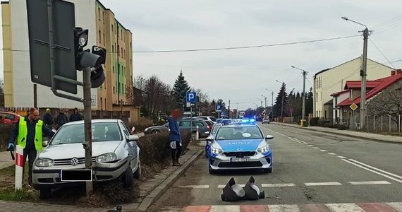 Policjanci z wieluńskiej drogówki zatrzymali 28-latka, który pijany przewoził w aucie 9-latkę oraz spowodował kolizję drogową. Za jazdę w stanie nietrzeźwości oraz narażenie małoletniej na bezpośrednie niebezpieczeństwo utraty życia albo ciężkiego uszczerbku na zdrowiu grozi mu kara do 5 lat pozbawienia wolności.