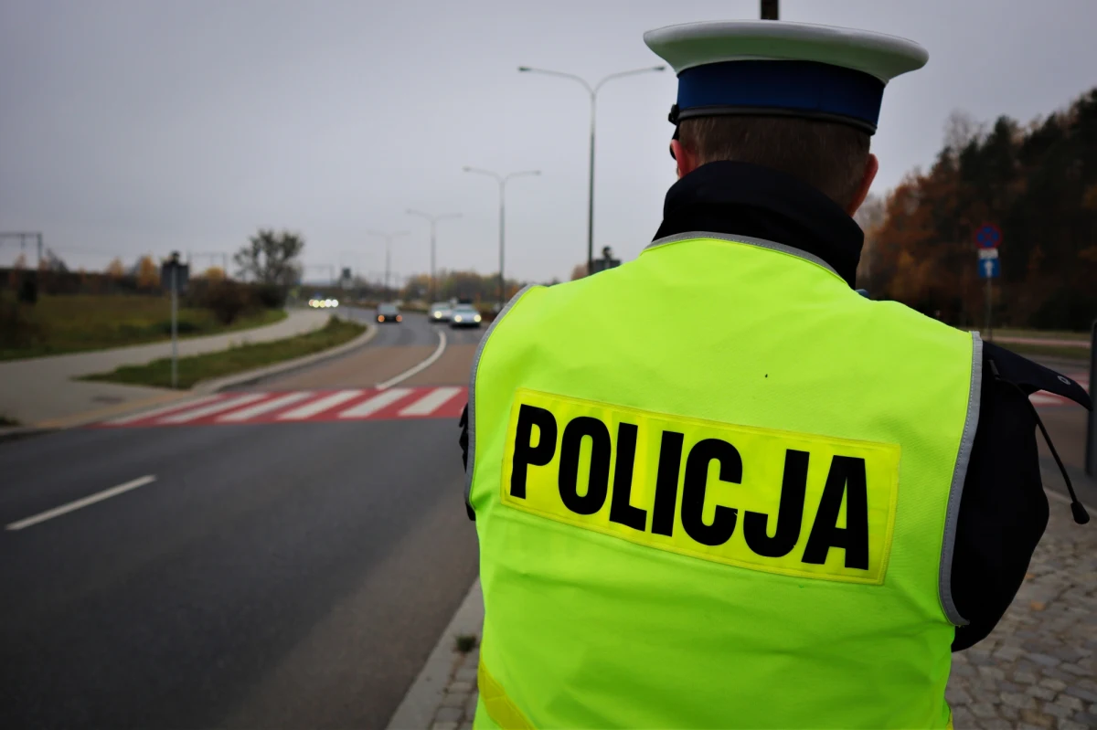 Liczba policjantów w Polsce jest najniższa od ponad 10 lat. Jak poinformował w Sejmie wiceminister spraw wewnętrznych i administracji Maciej Wąsik, w związku z masowymi odejściami na emeryturę w całym kraju służbę pełni niespełna 95 tys. funkcjonariuszy. 