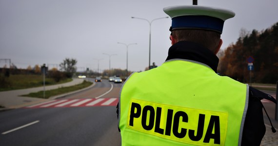 Liczba policjantów w Polsce jest najniższa od ponad 10 lat. Jak poinformował w Sejmie wiceminister spraw wewnętrznych i administracji Maciej Wąsik, w związku z masowymi odejściami na emeryturę w całym kraju służbę pełni niespełna 95 tys. funkcjonariuszy. 