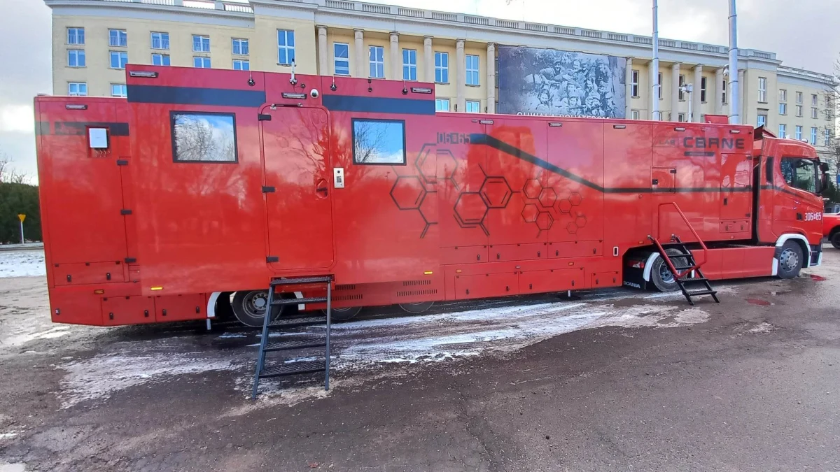 Warszawscy strażacy zyskali laboratorium na kółkach. Mobilne cacko będzie służyć do wykrywania zagrożeń chemicznych, biologicznych i radiologicznych. Na zakup specjalistycznego TIR-a przeznaczono 12 milionów złotych.
