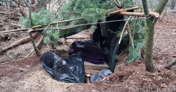 Kilka tygodni ukrywał się w lesie pod Goworowem na Mazowszu 40-latek poszukiwany przez sąd. Tak bardzo chciał uniknąć więzienia, że zbudował szałas. Mężczyznę zatrzymali policjanci z Komendy Miejskiej Policji w Ostrołęce.