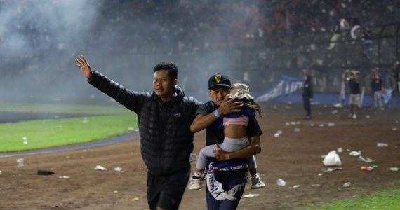 Dwie osoby zostało skazane przez indonezyjski sąd po tym, jak uznano ich winnych zaniedbań w związku z zeszłoroczną tragedią na stadionie piłkarskim Kanjuruhan, w której zginęło 135 kibiców. Wyrok nie jest prawomocny.