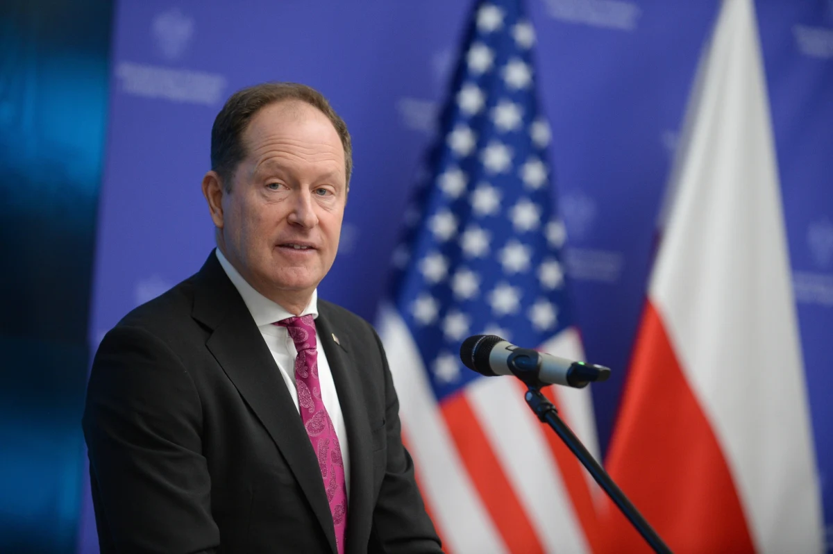 Ministerstwo Spraw Zagranicznych zaprosiło ambasadora USA Marka Brzezinskiego w związku z działaniami - jak podano w komunikacie - jednej ze stacji telewizyjnych. Dziennikarz RMF FM Roch Kowalski informuje, że to efekt publikacji TVN24, według której Jan Paweł II, jeszcze przed wyborem na papieża, miał mieć wiedzę o przypadkach pedofilii w polskim Kościele.