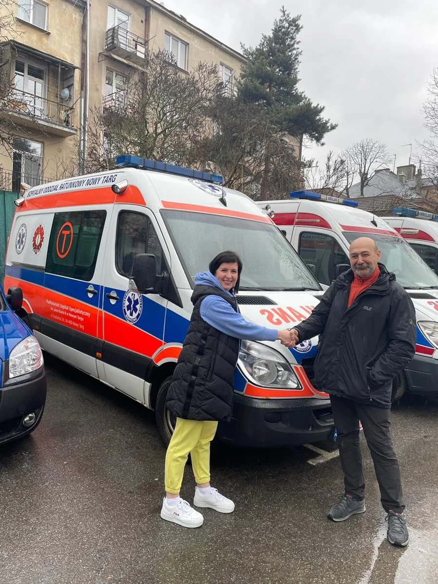 Ambulans przekazany Fundacji Moc Przyszłości przez Podhalański Szpital Specjalistyczny w Nowym Targu właśnie dojechał do Charkowa - poinformował wojewoda małopolski Łukasz Kmita.

