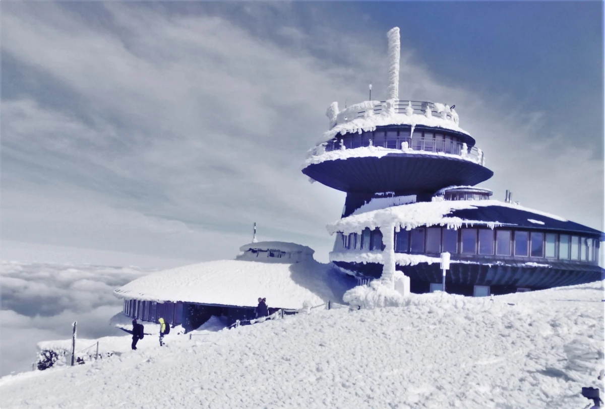 Do trzeciego, znacznego stopnia podniesiono zagrożenie lawinowe w Karkonoszach. W najbliższych dniach, wysoko w górach, ma wiać silny wiatr. Porywy na Śnieżce mogą dochodzić nawet do 150 km/h. Warunki są i będą trudne - ostrzega GOPR. 