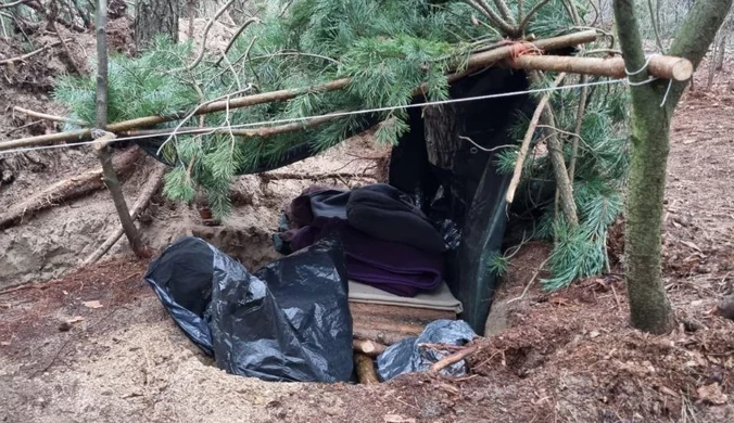 Ukrywał się przed policją w szałasie. Miał przy sobie narkotyki