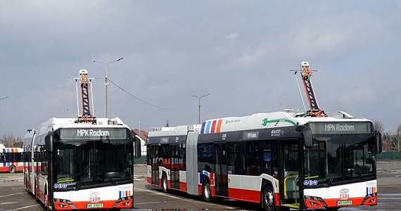 Dwa nowe autobusy elektryczne trafiły do Radomia - pojazdy będą obsługiwać linię nr 7. Niezwykłe są ich nazwy - "Young Ekosia" i "Prądozaur".