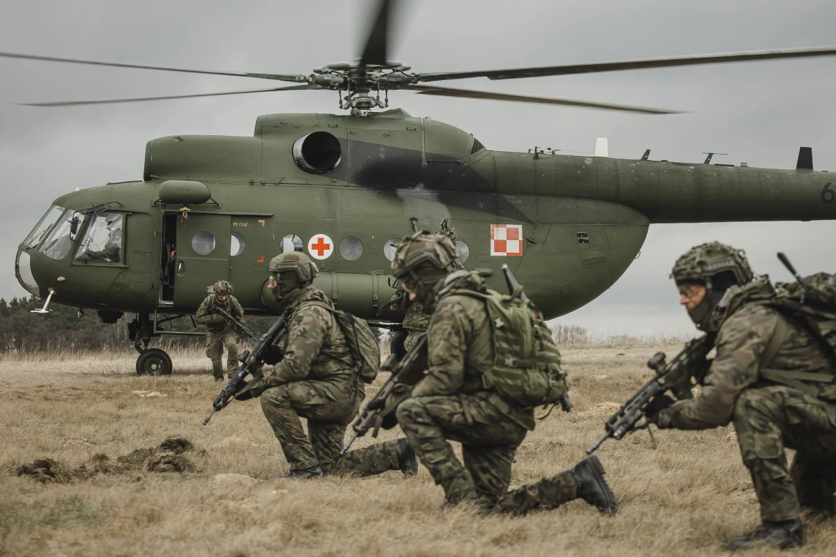 W ostatni weekend łódzcy terytorialsi przeszli specjalistyczne szkolenie przeciwdywersyjne. Ćwiczenia odbyły się z wykorzystaniem śmigłowców transportowych.