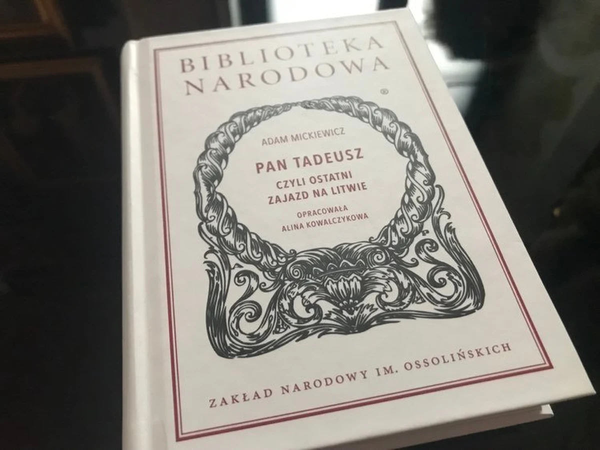 ​We wrocławskim Ossolineum zaprezentowano nowe wydanie "Pana Tadeusza" Adama Mickiewicza. Jak podkreślono - jest szczególne, bo w opracowaniu prof. Aliny Kowalczykowej wyjaśnione są niezrozumiałe słowa i konteksty, z którymi mierzą się uczniowie.