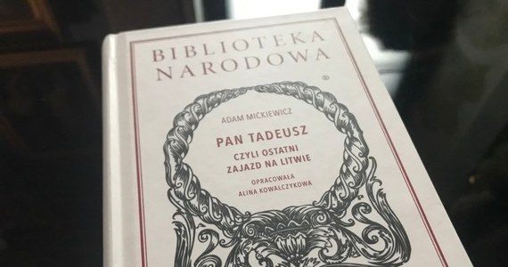 ​We wrocławskim Ossolineum zaprezentowano nowe wydanie "Pana Tadeusza" Adama Mickiewicza. Jak podkreślono - jest szczególne, bo w opracowaniu prof. Aliny Kowalczykowej wyjaśnione są niezrozumiałe słowa i konteksty, z którymi mierzą się uczniowie.