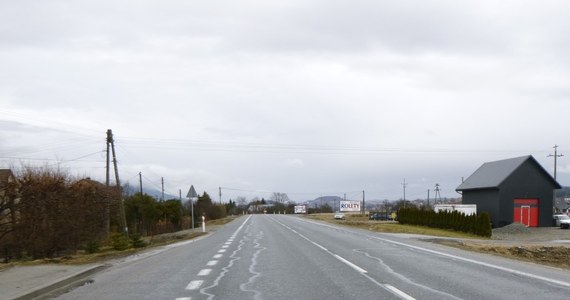 Sześć firm jest zainteresowanych przygotowaniem dokumentacji dla nowej drogi krajowej od Rabki-Zdroju do Chyżnego - poinformował krakowski oddział Generalnej Dyrekcji Dróg Krajowych i Autostrad. Planowany odcinek będzie dwujezdniową trasą o długości ok. 35 km. 


