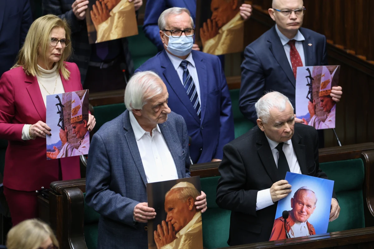 Sejm przyjął przygotowaną przez Prawo i Sprawiedliwość uchwałę w sprawie obrony dobrego imienia Jana Pawła II. Za uchwałą głosowało 271 posłów, przeciw 43, wstrzymało się czterech posłów, a 142 nie wzięło udziału w głosowaniu. 