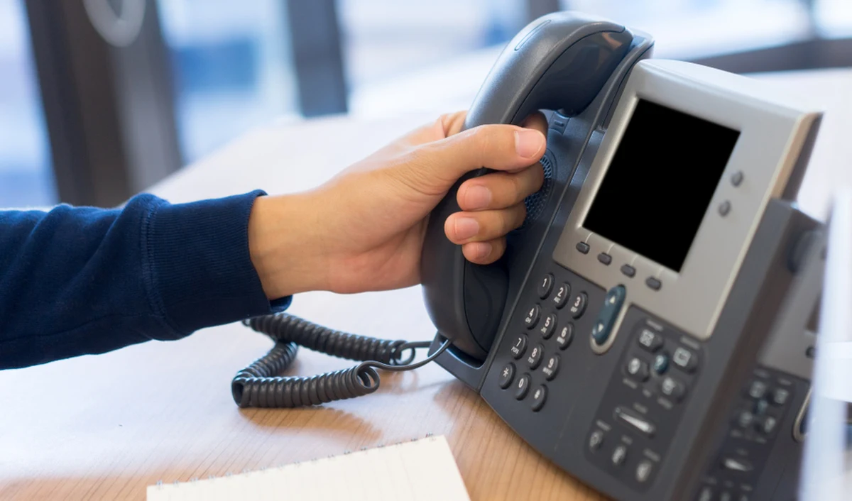 Policjanci z Mrągowa (woj. warmińsko-mazurskie) odebrali na gorącej linii osobliwy telefon. Mężczyzna po drugiej stronie słuchawki twierdził, że "ktoś chce go napompować i wysłać w powietrze". Poprosił w związku z tym o eskortę 10 policyjnych radiowozów. Funkcjonariusze postanowili sprawdzić, czy dzwoniącemu faktycznie grozi jakieś niebezpieczeństwo.