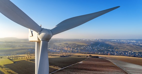 Sejm odrzucił poprawki Senatu do ustawy wiatrakowej, zakładające zmniejszenie z 700 do 500 m minimalnej odległości turbin wiatrowych od zabudowań. Ustawa trafi teraz do prezydenta.