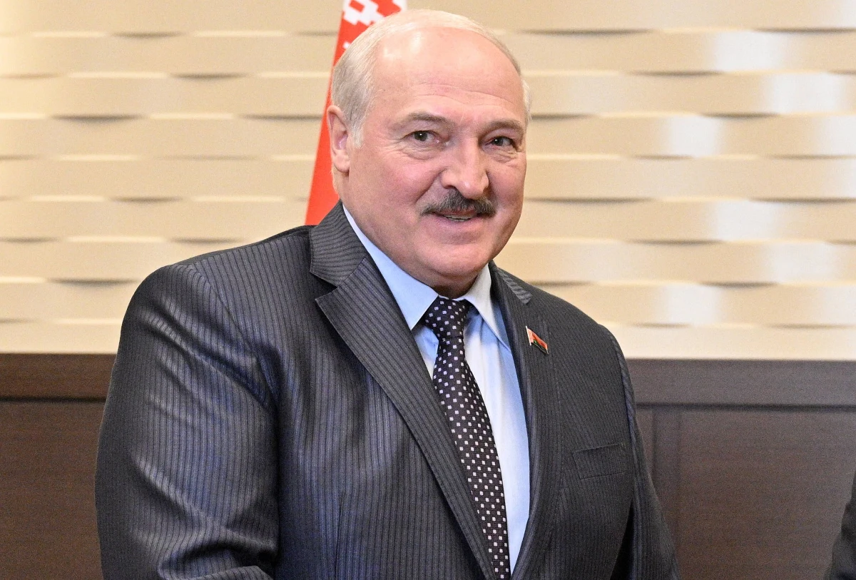 Alaksandr Łukaszenka podpisał w czwartek poprawki do przepisów prawa karnego, które przewidują m.in. możliwość skazywania urzędników i wojskowych na karę śmierci za zdradę stanu, a także odpowiedzialność karną za "dyskredytację armii" - przekazały niezależne media, powołując się na służbę prasową białoruskiego dyktatora.