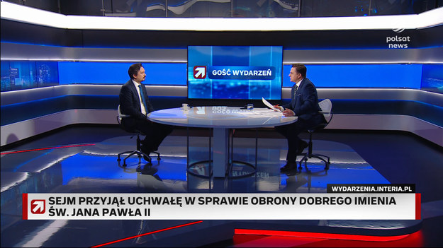 Sejm przyjął w czwartek ustawę przeciwko "haniebnej nagonce na Karola Wojtyłę, opartej w dużej mierze na materiałach SB". - Ta uchwała nie ma mocy prawnej, jest to wyraz woli Sejmu jako organu - ocenił Rzecznik Praw Obywatelskich prof. Marcin Wiącek w "Gościu Wydarzeń".- W reportażu, o którym mówimy widzieliśmy dokumenty i wypowiedzi. Jeżeli mamy do czynienia podejrzenia dotyczące popełnienia czynu karalnego, to są stosowne procedury, w ramach których się to wyjaśnia. Jest w naszym kraju specjalny organ, który zajmuje się tą problematyką, czyli państwowa komisja ds. pedofilii - powiedział rzecznik w rozmowie z Bogdanem Rymanowskim.Zdaniem RPO, komisja mogłaby zająć się wszystkimi doniesieniami dotyczącymi przypadków pedofilii, również w przypadku przedawnienia przestępstw. - Osoby pokrzywdzone mogą przedstawiać swoje racje w odpowiednich postępowaniach - dodał prof. Wiącek.